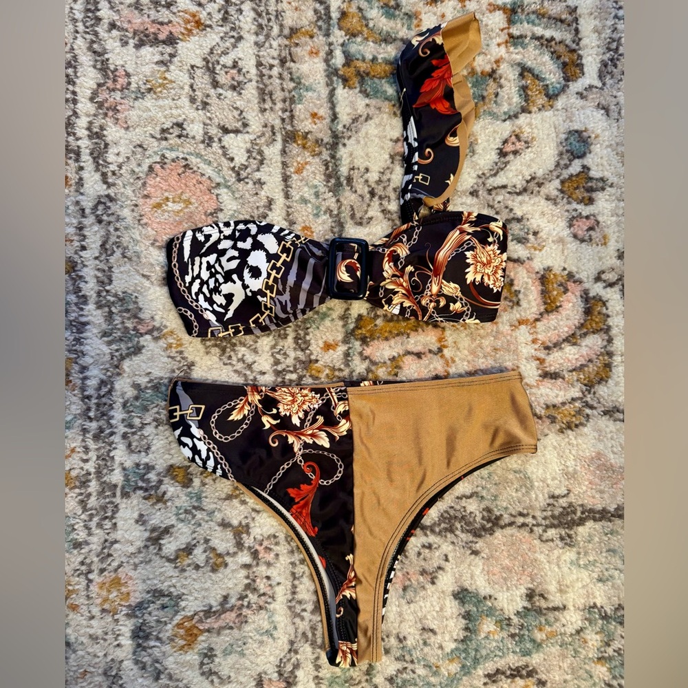 One shoulder, two tone/print cheeky bikini set. Size S